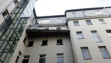 Ein Balkon aus Metall