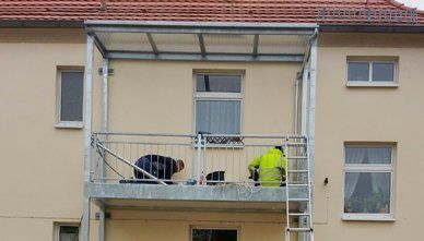 Bau eines Balkons aus Edelstahl